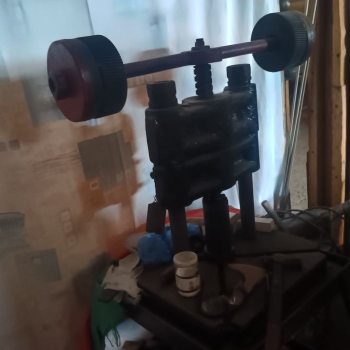 Продавам голяма винтова преса със стойка