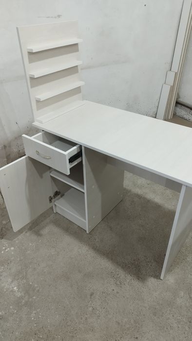 Маникюрный стол продам