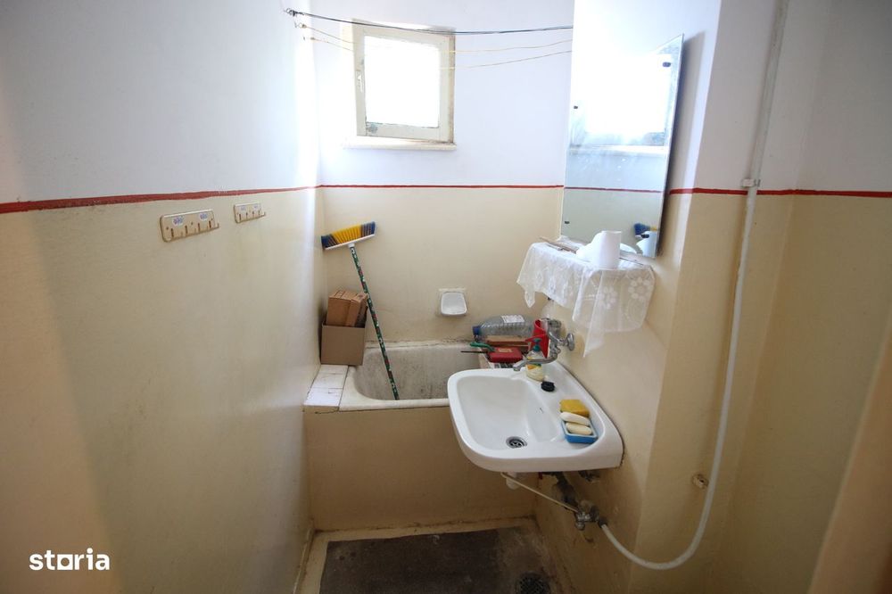 Ap. 2 camere Micro 19, la capatul troleului, etaj 1, cu balcon