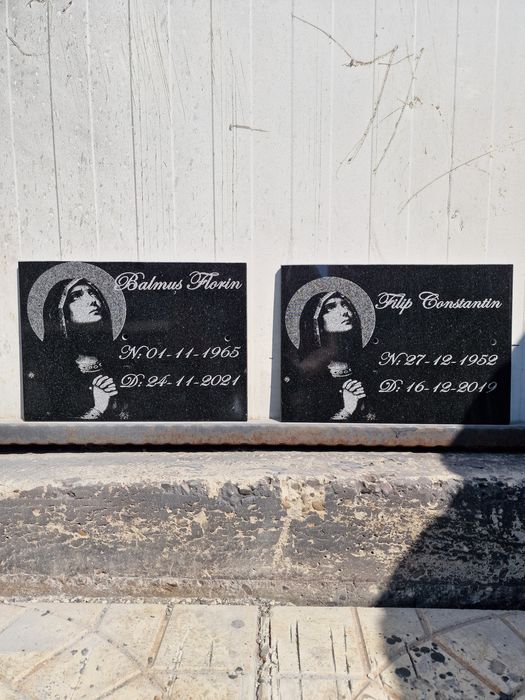 Grilaj , gard , cruce ,fotogravura,scris,masa,felinar mormant