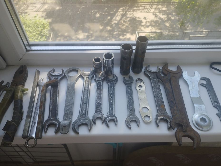 Ключи гаечные  разных диаметров