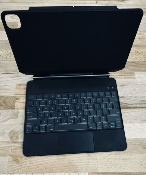 ESR Rebound Magnetic Keyboard Case 360 pentru iPad Pro 13” (2024)