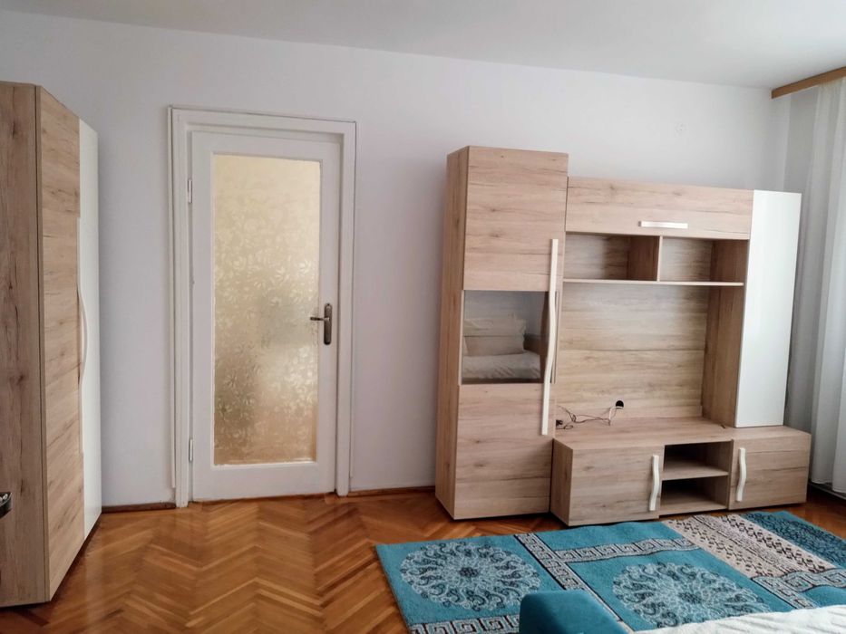 Închiriez ap. 3 camere ultracentral