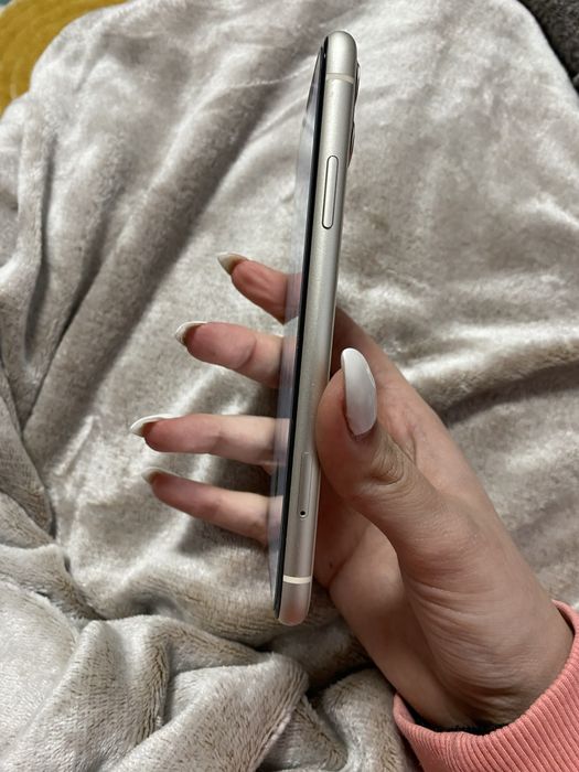 Продавам айфон 11