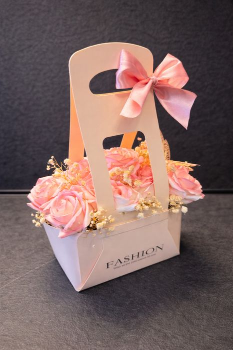 Кутии и букетчета със сапунени рози - стилен и нежен подарък за всеки