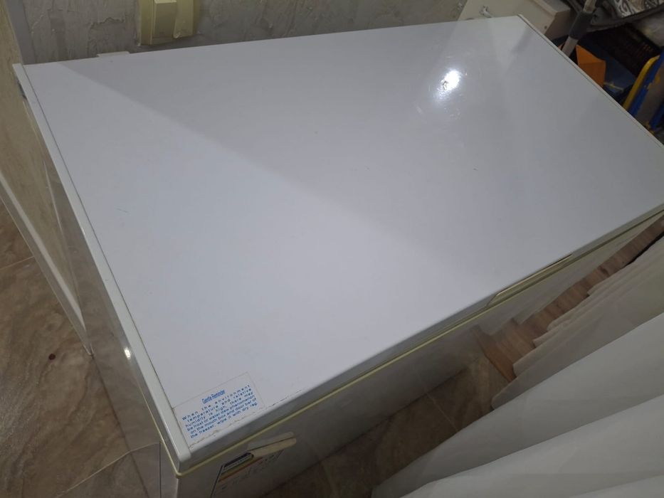 Прадаеться морозильник