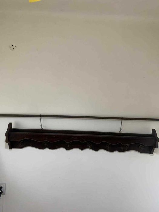 Polita cuier lemn masiv cu aghatatori bronz