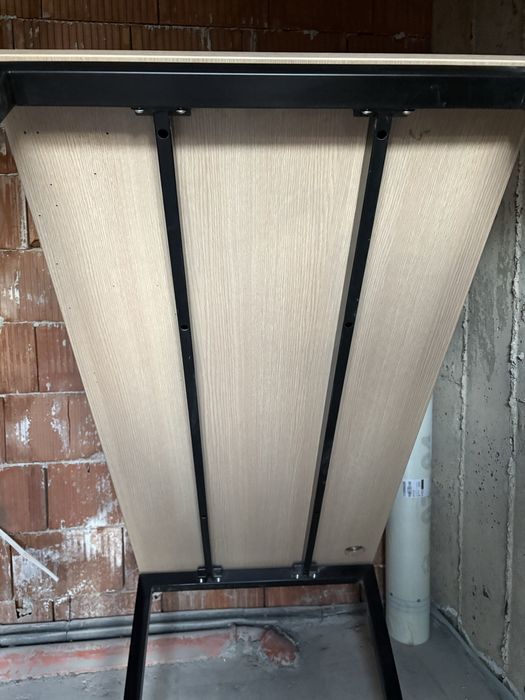 Модерно офис бюро с дървесен плот и метална конструкция