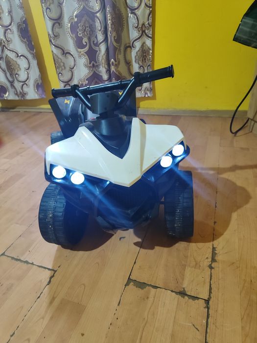 Vând ATV electric cu pedale și buton de muzica merge fata spate are încărcător