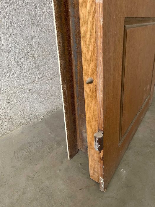 Масивна входна врата „старо желязо“ – двойно подсилена, с метална каса