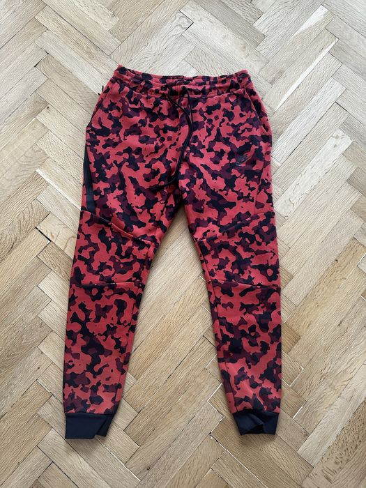 Nike Tech Fleece Top Red camo долнище Оригинално!