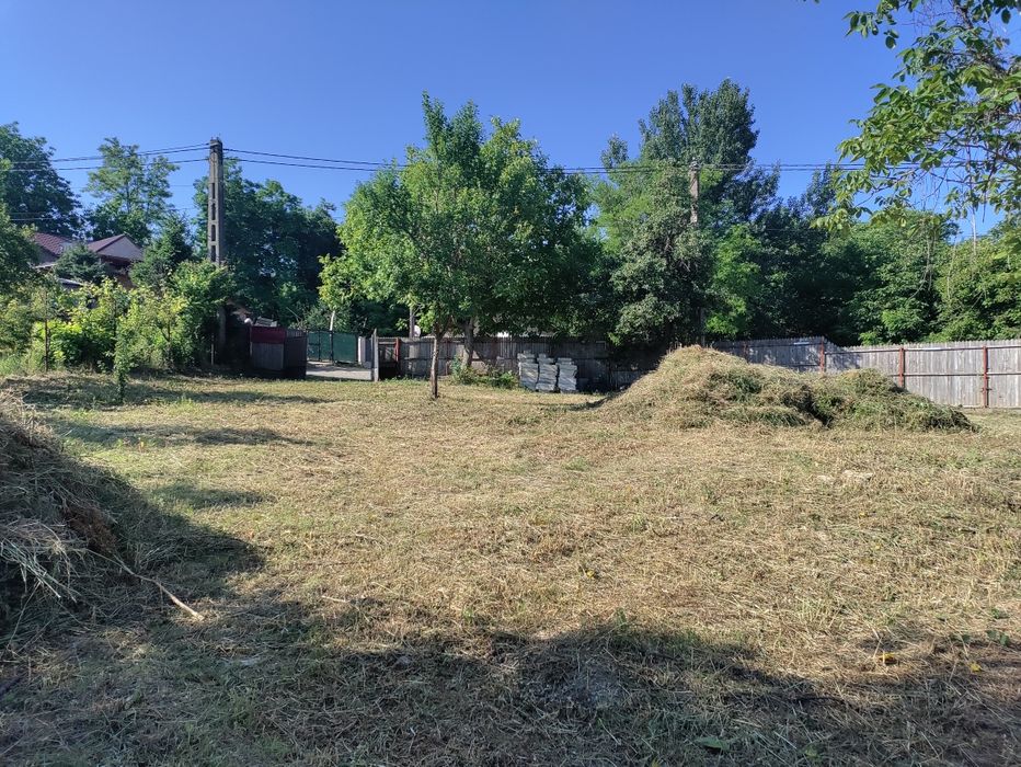 Casa la roșu cu teren