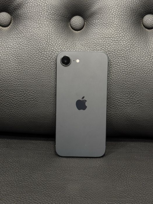 Продавам перфектен iPhone 16e 67цикъла