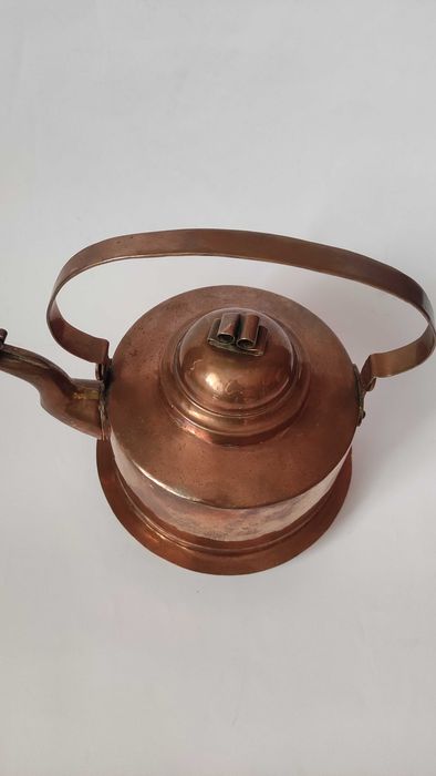 Стар меден чайник с подвижна дръжка и капаче на чучура