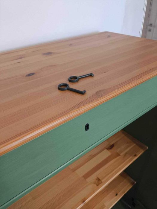 Масивен дървен шкаф/скрин IKEA HURDAL – естествено дърво и ретро стил