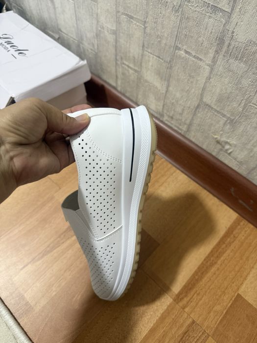 Продам кожаные кроссовки