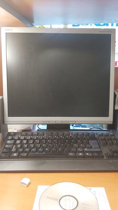 17 инчов монитор NEC