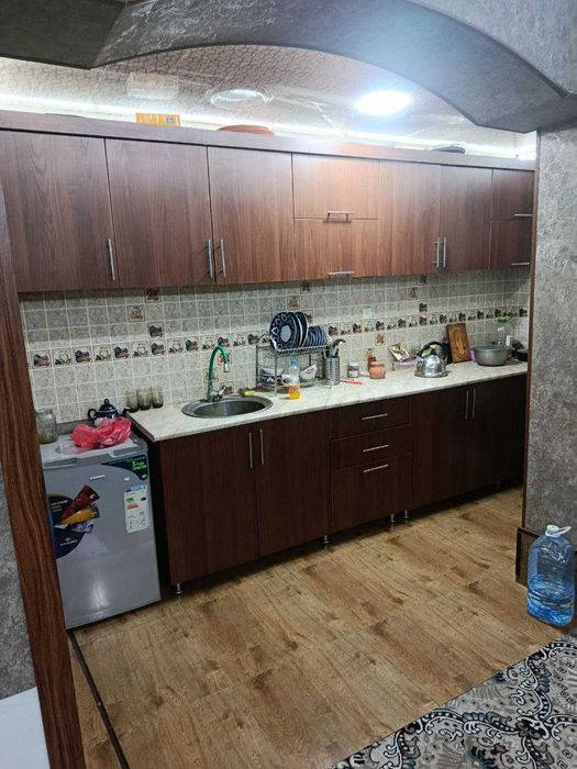Продаётся 2х комнатная квартира на полуподвалном части.
