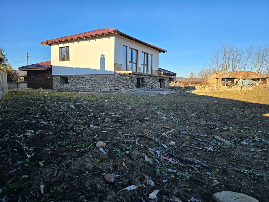 Реновирана къща с  голям двор в  с. Kъпиново / Велико Търново