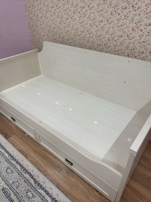 Продам две кровати,комод для книг и прочее,