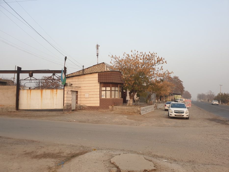 Yer maydoni ijaraga beriladi yo'l yoqasi