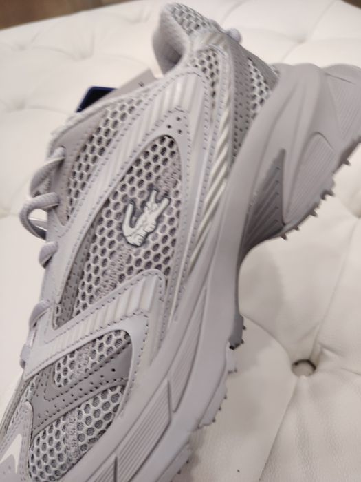 Adidasi noi cu eticheta