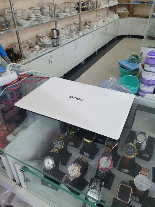 Asus noutbook sotiladi