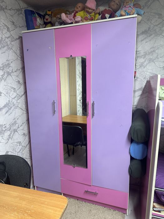 Двухяростная кровать и шкаф