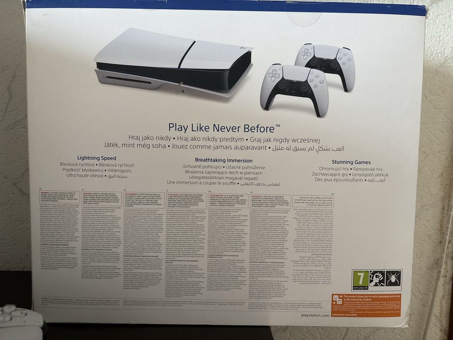 Playstation 5 с два контролера, UFC 5 и FC4