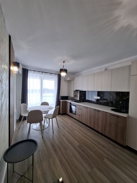 Închiriez apartament nou cu 2 camere cu loc de parcare.