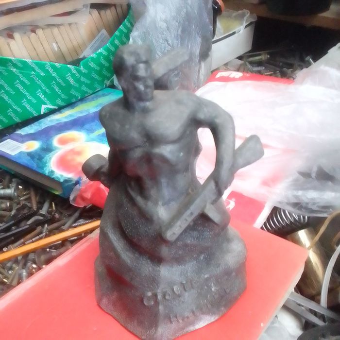 Статуэтка фарфоровая