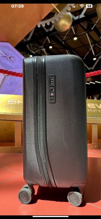 Телескопическая выдвижная ручка и другие ручки для чемодана.