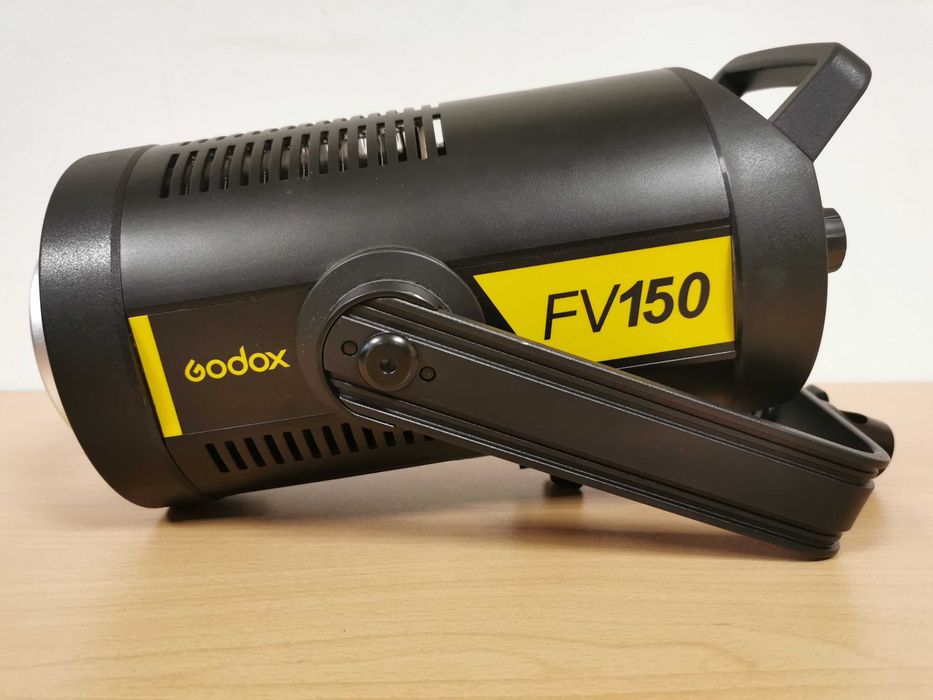 Хибридно LED осветление и светквавица Godox FV150