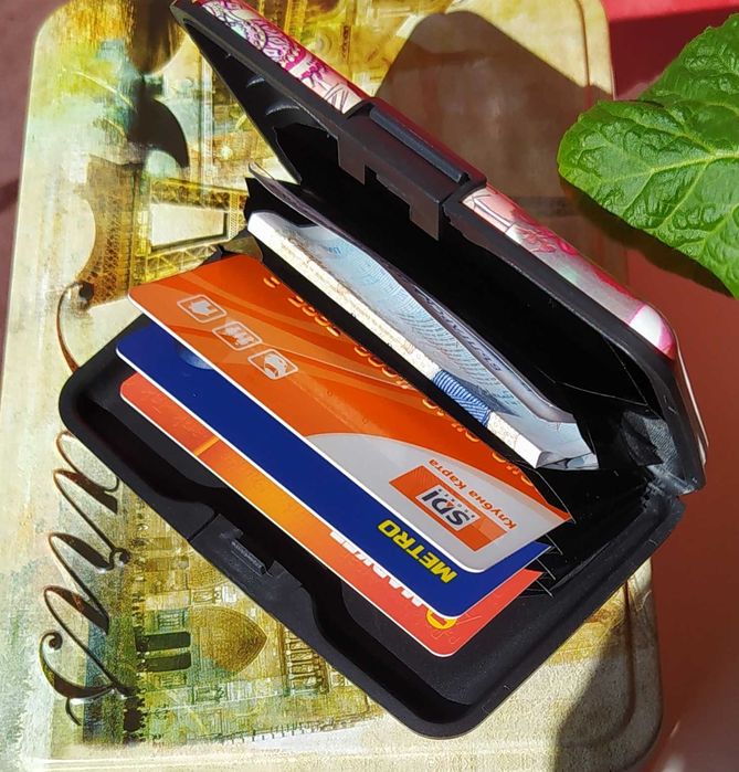 НОВО! Портмоне / органайзер със защита на копиране на данни от карти