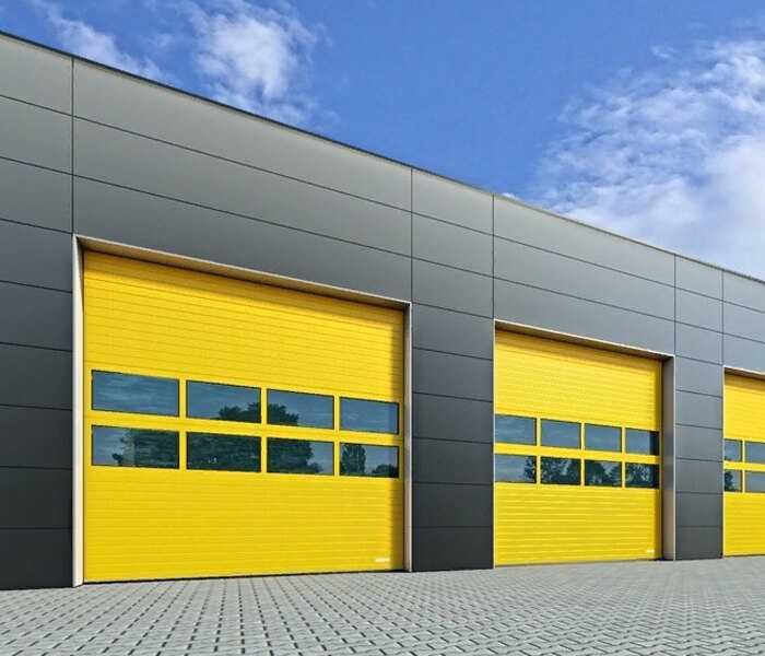 Ворота секционные с панорамными панелями.