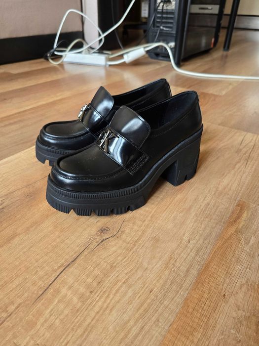 Кожени обувки с дебел ток Calvin Klein Jeans CHUNKY HEELED LOAFER MG MTR в черно