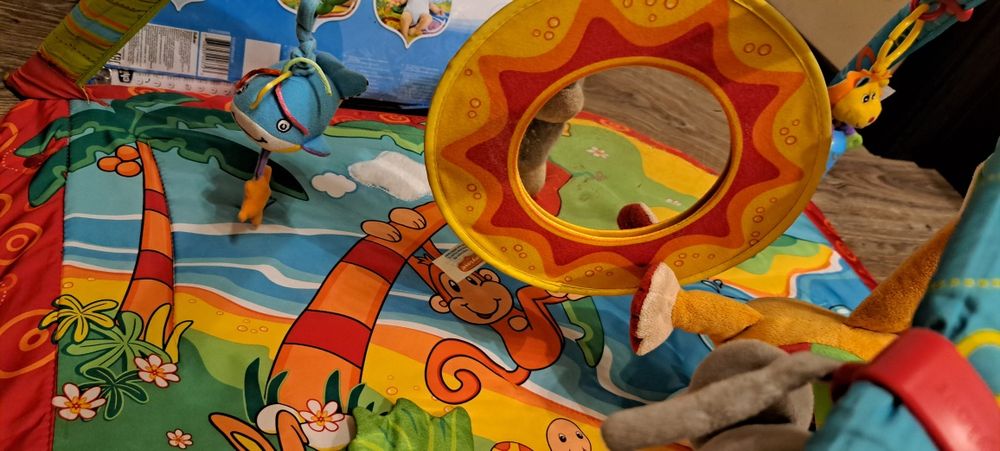 Бебешки неща- сух басейн с топки/музикална гимнастика