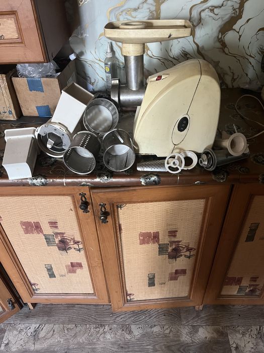 Продам кухонный комбайн мясорубка -2 в одном,бутербродница,бленлер,сок