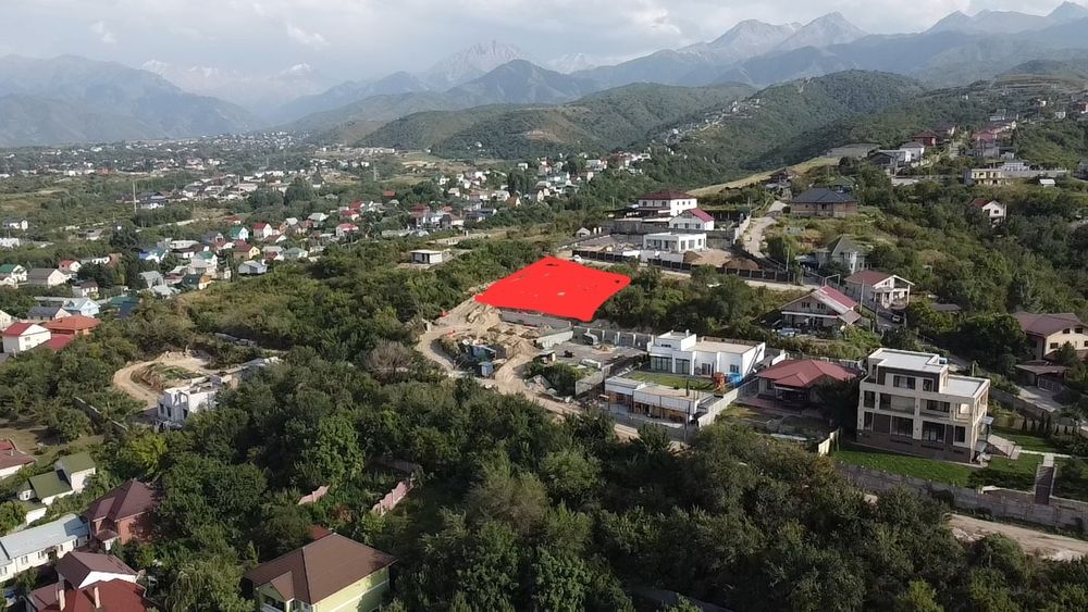 Участок с видом на город и горы