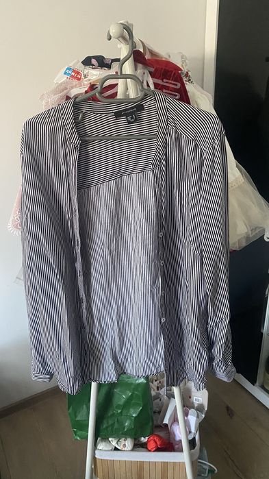 Vand lot haine camasi  bluze ,vesta ,pantaloni .