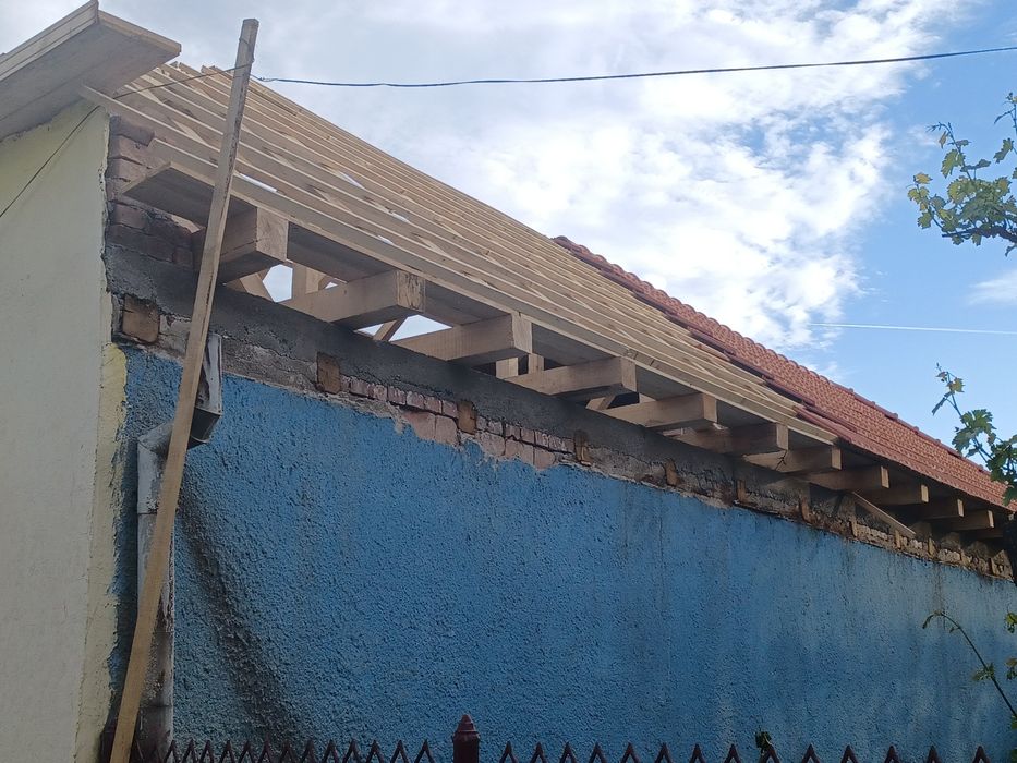 Executam acoperisuri si reparatii