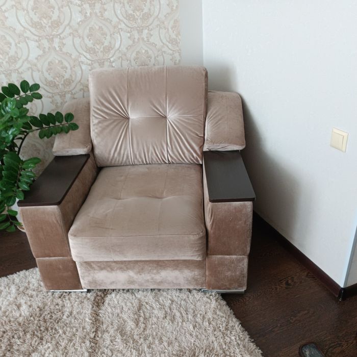 Диван с креслом продается в Костанае.