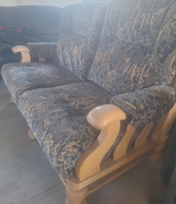 Vând aceste canapele.ideeal pt terase,lemn masiv!