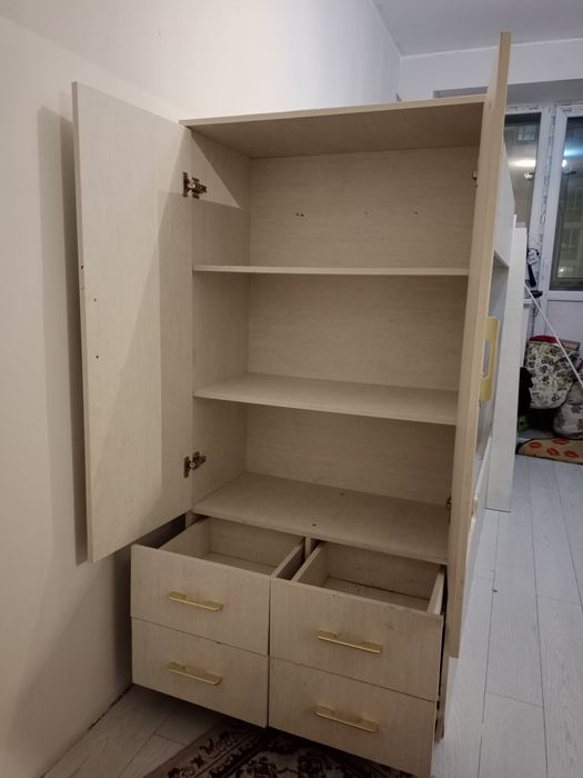 Кровать вместе с  шкафом