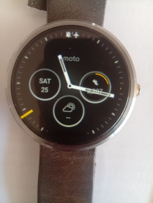 Vând ceas Moto360 3vwc