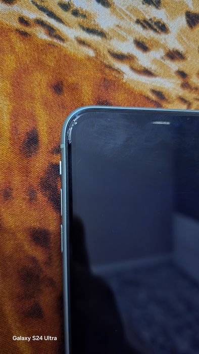 Айфон 11-64gb отключен към всички