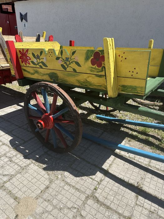 Декоративни дървени каручки