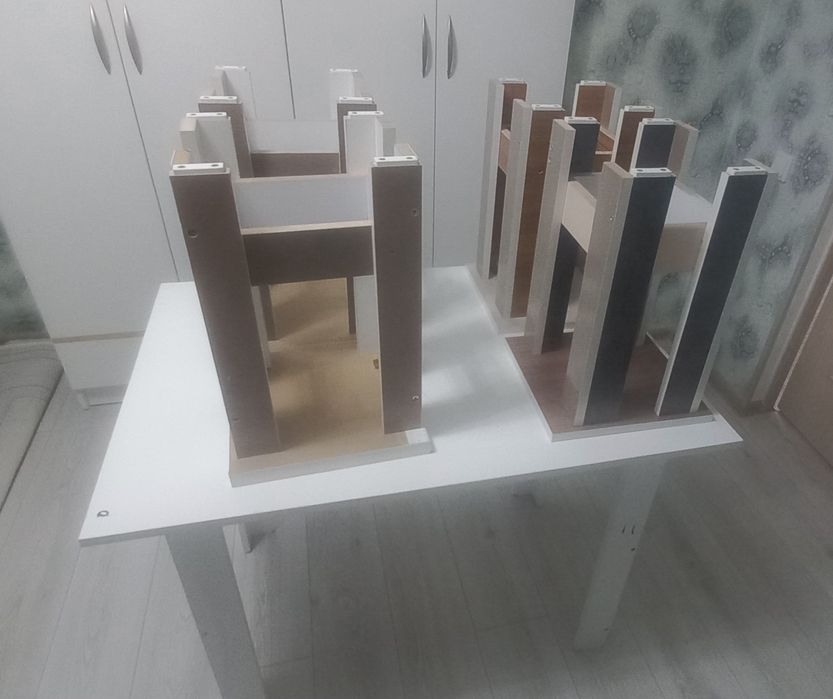 Кухонный стол с 4 стульями