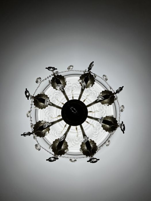 Люстра в идеальном состоянии.