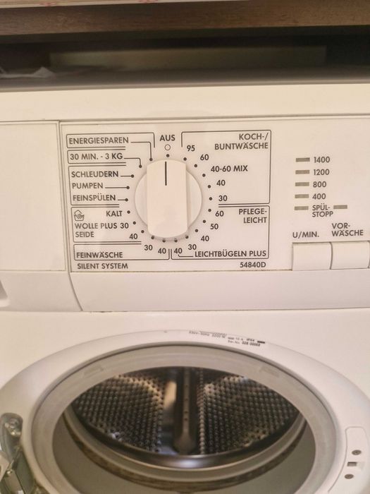 Продава се пералня AEG